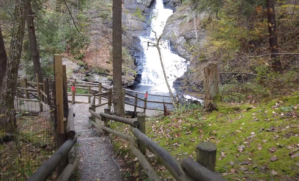 How Many Viewing Platforms Are at Raymondskill Falls