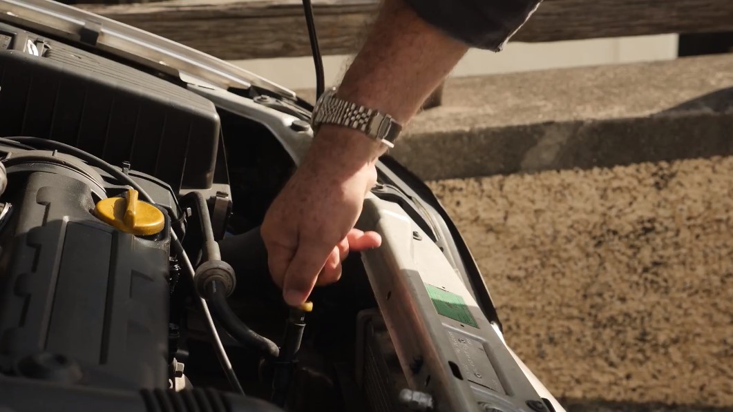 How to check car oil
