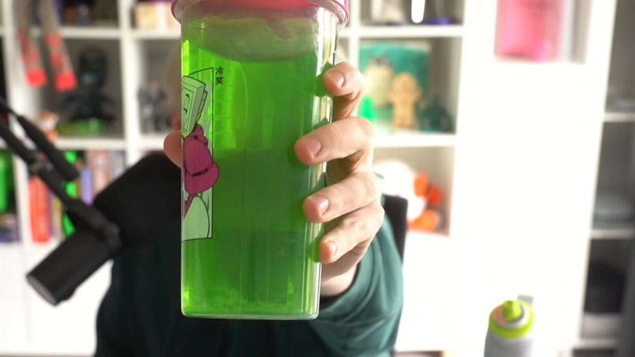 Youtuber showing gamersupps cup