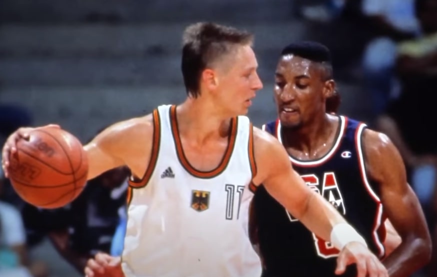 Detlef Schrempf against Scottie Pippen