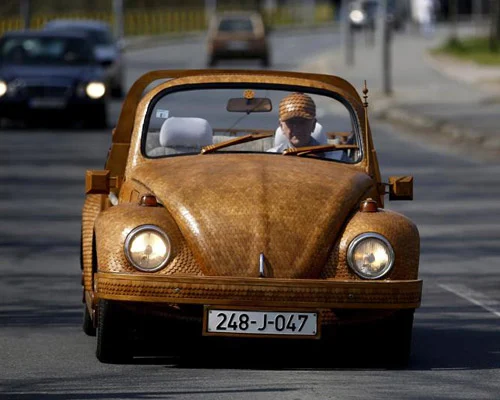 bosnian-retiree-momir-bojic-has-crafted-a-completely-wooden-volkswagen-beetle-from-over-50000-pieces-of-hand-carved-oak-designboom-500
